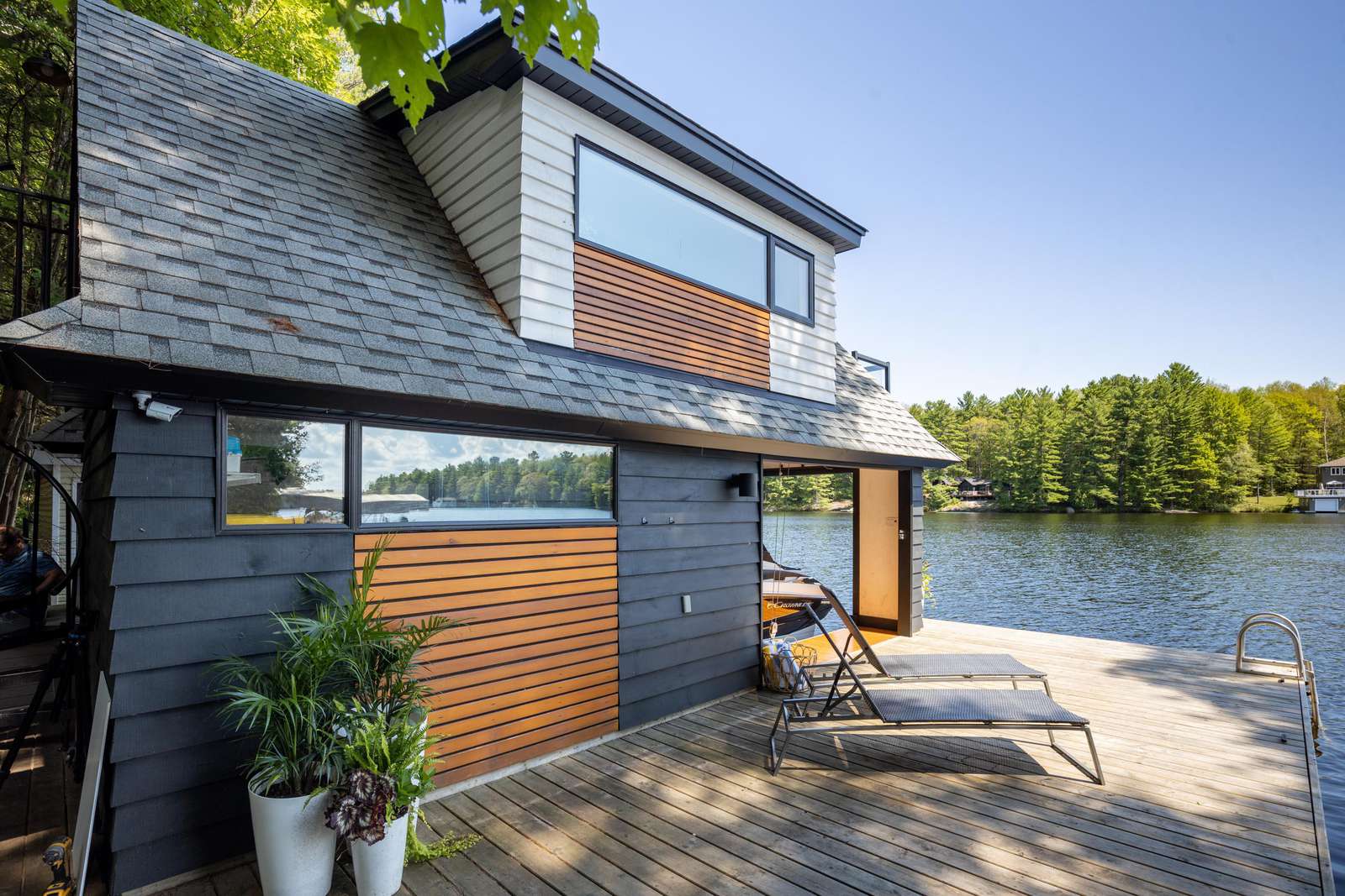 The Looking Glass lakeside property in Gravenhurst - Jayne's Luxurious Rentals | Contemporary design with a waterfront deck and lounging area