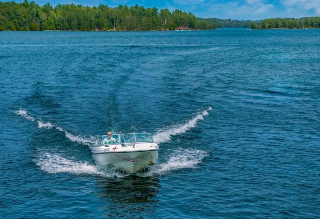 Guest arriving in style by speedboat at Jayne's Luxury Rentals, showcasing the ease of access and the thrilling start to a luxurious lakeside vacation.